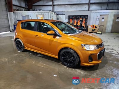 Czwarte zdjęcie samochodu z boku: 2018 CHEVROLET SONIC LT VIN:1G1JC6SB1J4117375 - miniatura