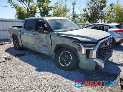 Czwarte zdjęcie samochodu z boku: 2025 TOYOTA TUNDRA SR5 VIN:5TFLA5DB9SX241004 - miniatura