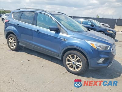 Czwarte zdjęcie samochodu z boku: 2018 FORD ESCAPE SE VIN:1FMCU9GD3JUC33617 - miniatura
