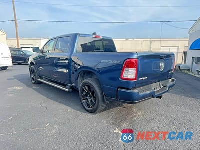 Trzecie zdjęcie samochodu z tyłu: 2023 RAM 1500 BIG HORN VIN:1C6RRFFG0PN529196 - miniatura