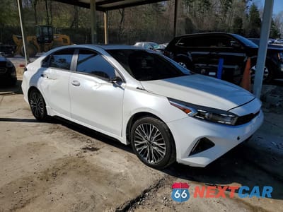 Czwarte zdjęcie samochodu z boku: 2022 KIA FORTE GT-LINE VIN:3KPF54AD8NE444990 - miniatura
