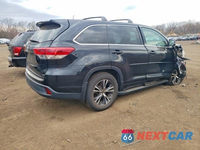 Trzecie zdjęcie samochodu z tyłu: 2018 TOYOTA HIGHLANDER LE VIN:5TDBZRFH0JS494052 - miniatura