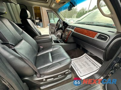 Piąte zdjęcie samochodu w środku: 2013 CHEVROLET SUBURBAN K1500 LT VIN:1GNSKJE78DR138778 - miniatura