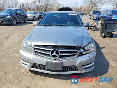 Piąte zdjęcie samochodu w środku: 2014 MERCEDES-BENZ C 300 4MATIC VIN:WDDGF8AB5ER320192 - miniatura
