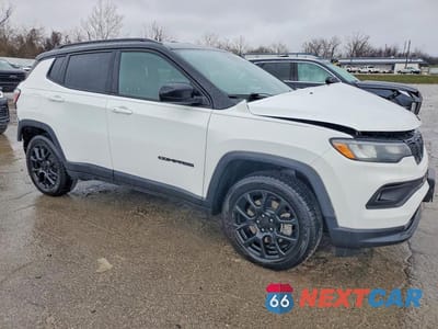 Czwarte zdjęcie samochodu z boku: 2023 JEEP COMPASS LATITUDE VIN:3C4NJDBN7PT533303 - miniatura