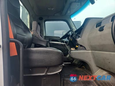 Piąte zdjęcie samochodu w środku: 2020 KENWORTH T680 SEMI TRUCK VIN:1XKYA48XXLJ393159 - miniatura