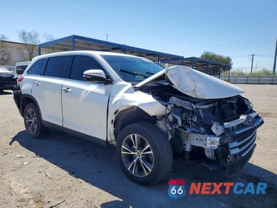 Czwarte zdjęcie samochodu z boku: 2019 TOYOTA HIGHLANDER LE PLUS VIN:5TDZZRFH9KS338706 - miniatura