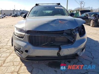 Piąte zdjęcie samochodu w środku: 2022 VOLVO XC40 T5 R-DESIGN VIN:YV4162UM6N2719399 - miniatura