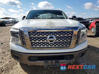 Piąte zdjęcie samochodu w środku: 2017 NISSAN TITAN XD PLATINUM RESERVE VIN:1N6BA1F46HN539899 - miniatura