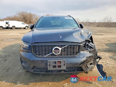 Piąte zdjęcie samochodu w środku: 2021 VOLVO XC40 T5 R-DESIGN VIN:YV4162UMXM2431108 - miniatura