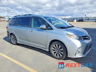 Czwarte zdjęcie samochodu z boku: 2019 TOYOTA SIENNA VIN:5TDYZ3DC6KS988173 - miniatura