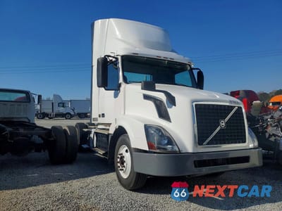 2017 VOLVO VNL SEMI TRUCK 4V4N39TG8HN988030 - główne zdjęcie licytacji z USA - miniatura