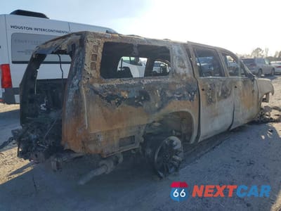 Trzecie zdjęcie samochodu z tyłu: 2019 CHEVROLET SUBURBAN C1500 LT VIN:1GNSCHKC8KR138154 - miniatura
