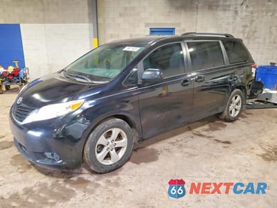 2017 TOYOTA SIENNA LE 8-PASSENGER 5TDKZ3DC4HS807568 - główne zdjęcie licytacji z USA - miniatura