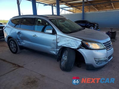 Czwarte zdjęcie samochodu z boku: 2015 CHEVROLET TRAVERSE LT VIN:1GNKRHKD1FJ127332 - miniatura