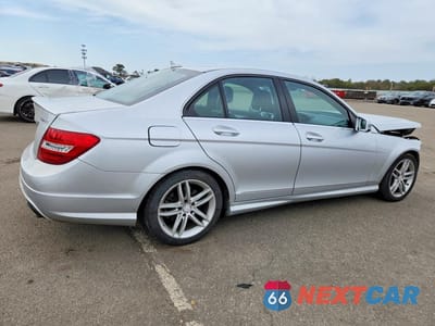 Trzecie zdjęcie samochodu z tyłu: 2013 MERCEDES-BENZ C 300 4MATIC VIN:WDDGF8AB4DA884784 - miniatura
