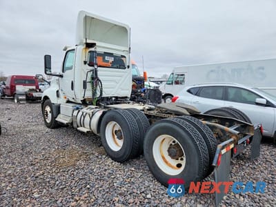 Trzecie zdjęcie samochodu z tyłu: 2019 INTERNATIONAL LT625 SEMI TRUCK VIN:3HSDZTZR3KN074329 - miniatura