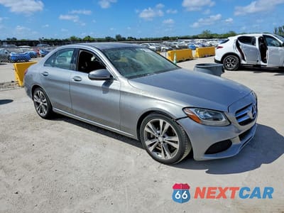 Czwarte zdjęcie samochodu z boku: 2016 MERCEDES-BENZ C 300 VIN:55SWF4JB5GU163589 - miniatura