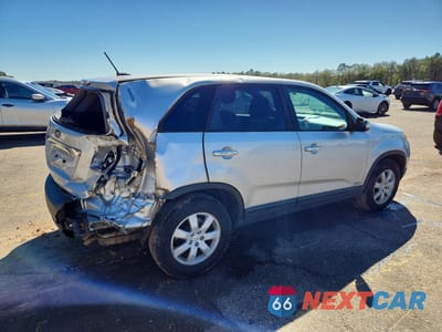 Trzecie zdjęcie samochodu z tyłu: 2011 KIA SORENTO LX VIN:5XYKTCA19BG020656 - miniatura