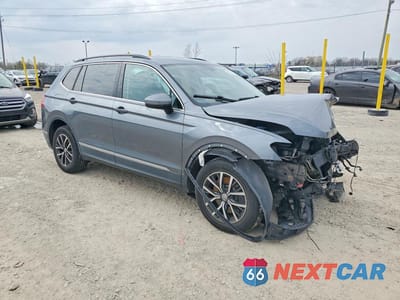 Czwarte zdjęcie samochodu z boku: 2018 VOLKSWAGEN TIGUAN SE, 4MOTION SEL VIN:3VV2B7AX5JM199926 - miniatura