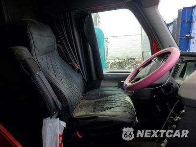 Piąte zdjęcie samochodu w środku: 2020 FREIGHTLINER CASCADIA 126 SEMI TRUCK VIN:1FUJHHDR0LLLN2365 - miniatura