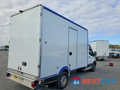 Trzecie zdjęcie samochodu z tyłu: 2020 FORD TRANSIT DELIVERY TRUCK VIN:1FDBW5Z84LKA83384 - miniatura