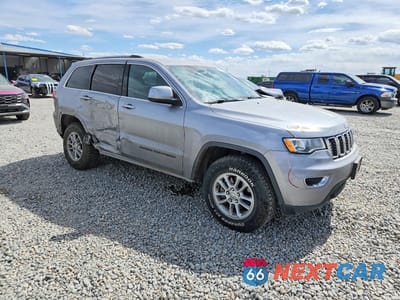 Czwarte zdjęcie samochodu z boku: 2019 JEEP GRAND CHEROKEE LAREDO VIN:1C4RJFAG6KC635549 - miniatura