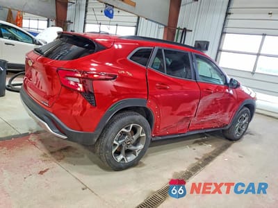 Trzecie zdjęcie samochodu z tyłu: 2026 CHEVROLET TRAX 1LT VIN:KL77LHEP4TC010234 - miniatura