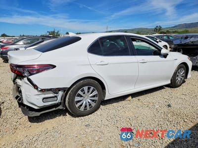 Trzecie zdjęcie samochodu z tyłu: 2021 TOYOTA CAMRY HYBRID LE VIN:4T1C31AK6MU552817 - miniatura