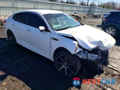 Czwarte zdjęcie samochodu z boku: 2018 KIA OPTIMA LX VIN:5XXGT4L35JG195421 - miniatura