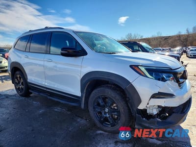 Czwarte zdjęcie samochodu z boku: 2022 HONDA PILOT TRAILSPORT VIN:5FNYF6H88NB099982 - miniatura