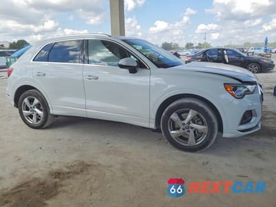 Czwarte zdjęcie samochodu z boku: 2020 AUDI Q3 PREMIUM VIN:WA1AECF35L1101861 - miniatura