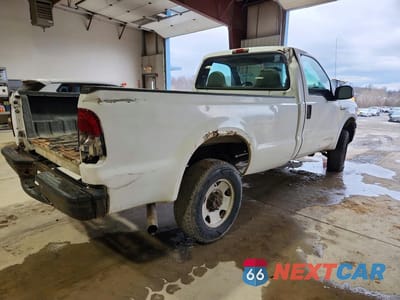 Trzecie zdjęcie samochodu z tyłu: 2005 FORD F250 VIN:1FTNF21555EB72402 - miniatura