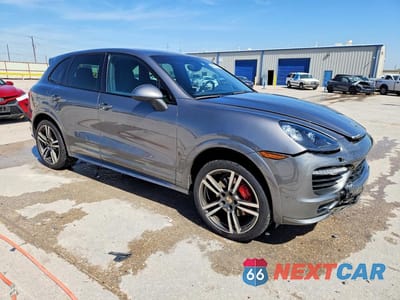 Czwarte zdjęcie samochodu z boku: 2013 PORSCHE CAYENNE GTS VIN:WP1AD2A2XDLA75568 - miniatura