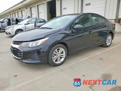 2019 CHEVROLET CRUZE LS 1G1BC5SM9K7152097 - główne zdjęcie licytacji z USA - miniatura