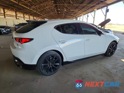 Trzecie zdjęcie samochodu z tyłu: 2024 MAZDA 3 PREMIUM PLUS VIN:JM1BPBNY8R1717672 - miniatura