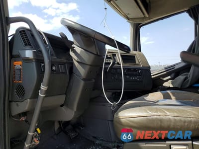 Piąte zdjęcie samochodu w środku: 2023 VOLVO VN VNL VIN:4V4NC9EH8PN304016 - miniatura