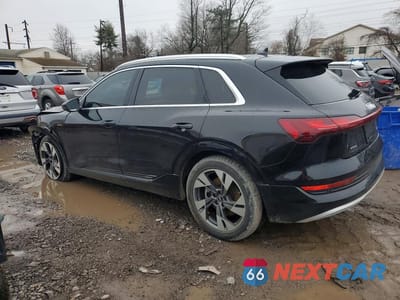Drugie zdjęcie samochodu z przodu: 2022 AUDI E-TRON PREMIUM VIN:WA1AAAGE1NB005612 - miniatura