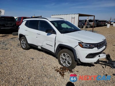 Czwarte zdjęcie samochodu z boku: 2026 JEEP COMPASS LATITUDE VIN:3C4NJDBN1TT189459 - miniatura