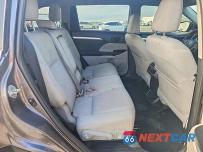 Zdjęcie 11 z 12 samochodu: 2019 TOYOTA HIGHLANDER LE VIN:5TDZZRFH8KS292429 - miniatura