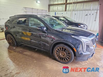 Czwarte zdjęcie samochodu z boku: 2022 CADILLAC XT4 SPORT VIN:1GYFZFR4XNF126194 - miniatura