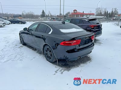 Trzecie zdjęcie samochodu z tyłu: 2018 JAGUAR XE PREMIUM VIN:SAJAJ4FX3JCP38714 - miniatura