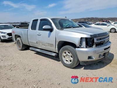 Czwarte zdjęcie samochodu z boku: 2013 CHEVROLET SILVERADO K1500 LT VIN:1GCRKSE74DZ106116 - miniatura