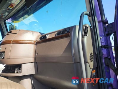 Piąte zdjęcie samochodu w środku: 2015 VOLVO VNL SEMI TRUCK VIN:4V4N99EH8FN178379 - miniatura