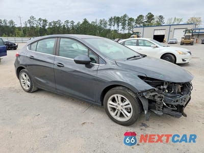 Czwarte zdjęcie samochodu z boku: 2018 CHEVROLET CRUZE LT VIN:3G1BE6SM5JS595461 - miniatura