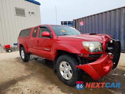 Czwarte zdjęcie samochodu z boku: 2011 TOYOTA TACOMA V6 VIN:5TFUU4EN3BX014504 - miniatura