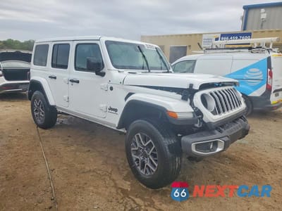 Czwarte zdjęcie samochodu z boku: 2025 JEEP WRANGLER SAHARA VIN:1C4PJXEN4SW506035 - miniatura
