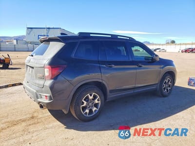 Trzecie zdjęcie samochodu z tyłu: 2023 HONDA PASSPORT TRAIL SPORT VIN:5FNYF8H63PB028265 - miniatura