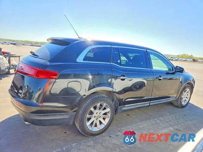 Trzecie zdjęcie samochodu z tyłu: 2013 LINCOLN TOWNHOUSE MKT VIN:2LMHJ5NK5DBL54611 - miniatura