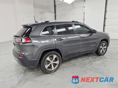 Trzecie zdjęcie samochodu z tyłu: 2021 JEEP CHEROKEE LIMITED VIN:1C4PJMDX1MD223379 - miniatura